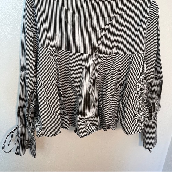 Heart Hips Cropped Loose Blouse Gray White Stripes - Picture 4 of 9